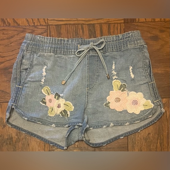 ROMEO + JULIET COUTURE flower patch Embridered Jean shorts with drawstrings - Picture 2 of 7